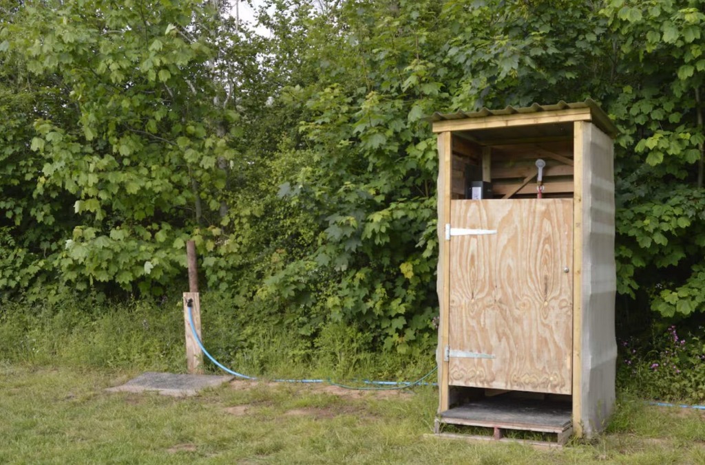 Outdoor shower cabin on the exclusive campsite at Hopnest